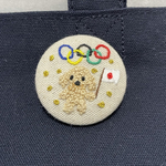 【送料無料】刺繍　くるみボタン　ブローチ　トイプードル　オリンピック　がんばれ日本！