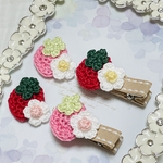 いちご　お花付き　ベビーヘアクリップ　赤　ピンク　苺