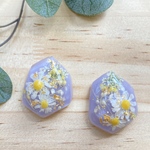 マーガレット風フラワーとかすみ草のラベンダー色ピアス/イヤリング