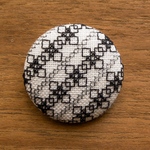 ブラックワーク刺繍のブローチ（斜め格子）