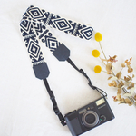 ギリシャ刺繍のカメラストラップ