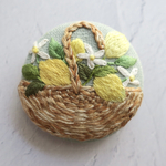 【レモンのバスケット】刺繍ブローチ (セージグリーン)