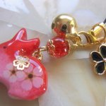◇630　紅梅　🌸うさぎと鈴のストラップ🐇（イヤホンジャック）