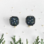 窓からみえる７つ星 / ビーズ刺繍のピアス、イヤリング(黒)
