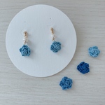 バラとパールのピアス＊ライトブルー