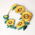 エネルギッシュな向日葵の刺繍リース