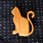 木の猫・ねこ・ネコのブローチ（ヤマザクラ）