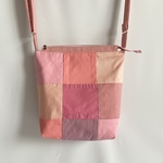 ピンク　ピンクのショルダーバッグ