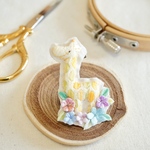 [reberryさま用ページ]お花畑のキリン立体刺繍ブローチ