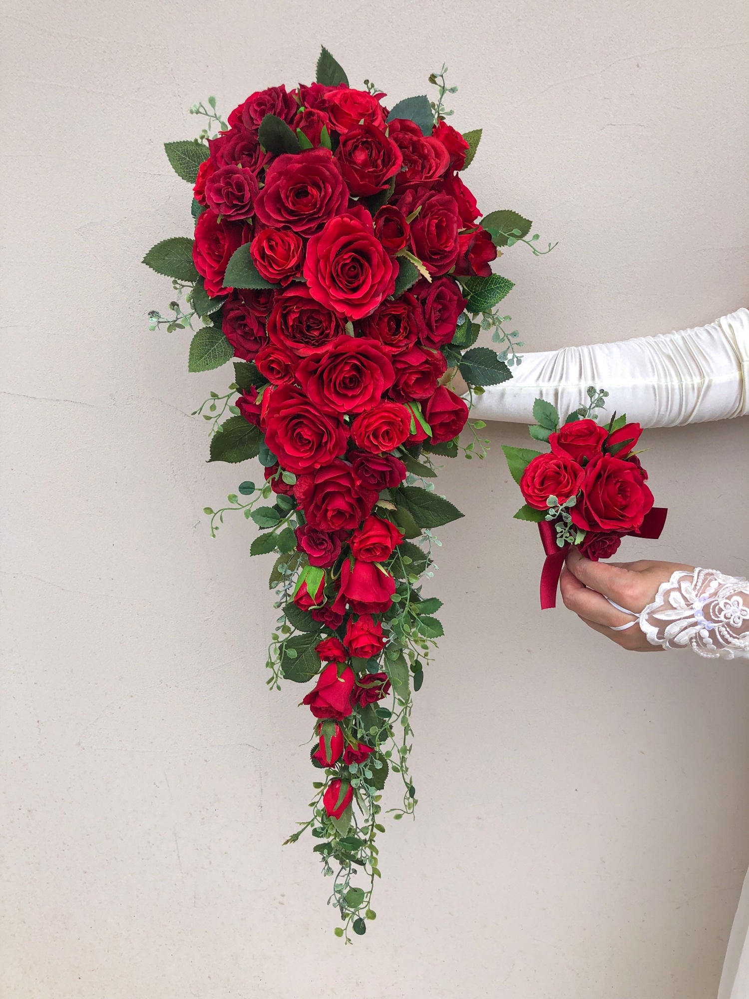赤薔薇の　キャスケードブーケ ウェディングブーケ ブートニアセット 赤薔薇の キャスケードブーケ ウェディングブーケ ブートニア