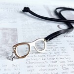 本革紐×シルバーメガネのペンダントネックレス　金属アレルギー対応