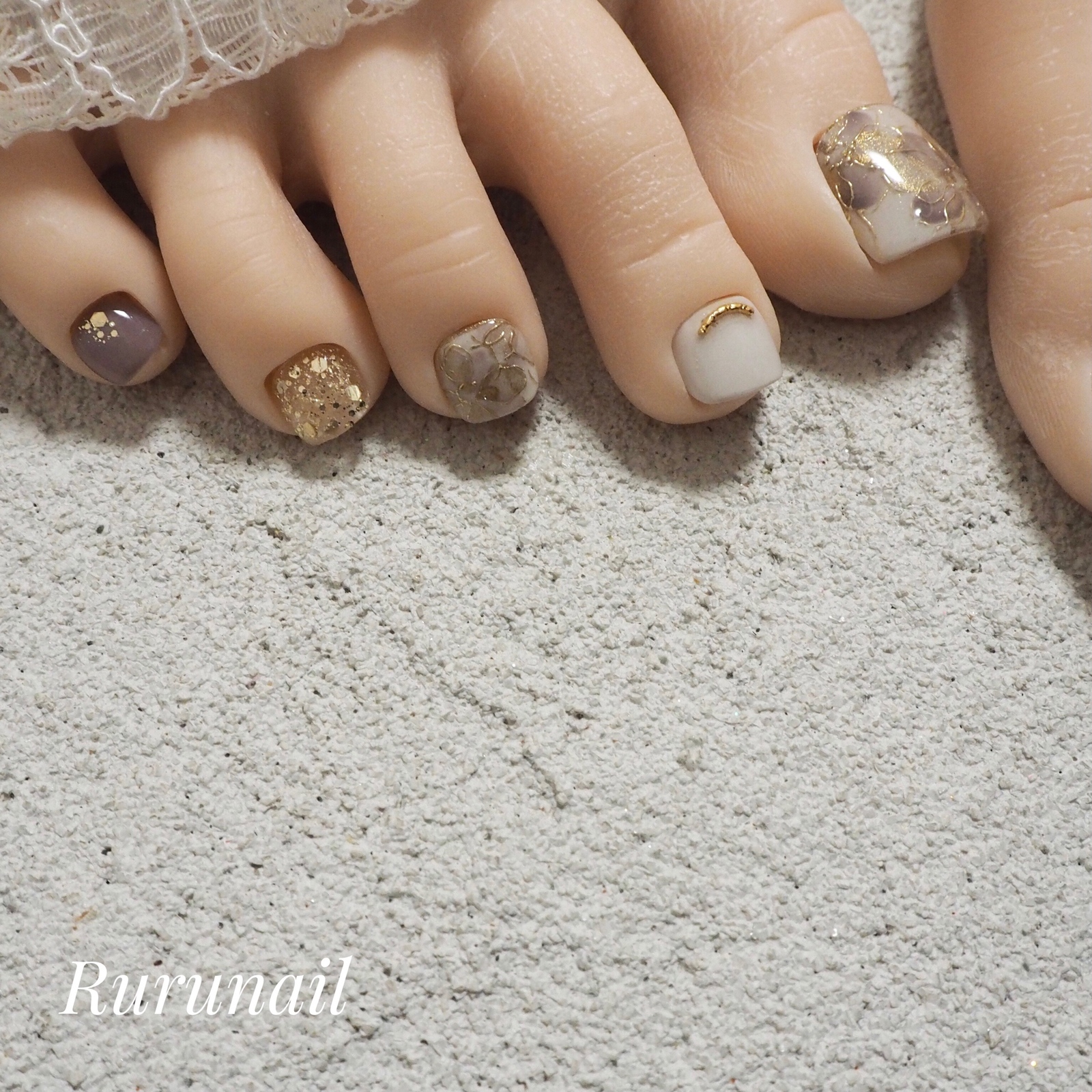 【フット】グレージュフラワー フットネイルチップ フットネイル フラワー 秋 スモーキー ミラー p115 - Ruru nail