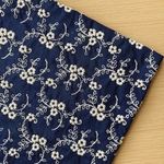 50*30【ローン】可憐な小花の刺繍レース／ネイビー《 生地 ローン生地 コットン 綿 刺繍 レース ローズ バラ 薔薇 花柄 フラワー 紺 COTTONCANDY 刺繍レース 》