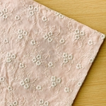 50*30【ローン】可憐な小花の刺繍レース／ピーチピンク《 生地 ローン生地 コットン 綿 刺繍 レース ローズ バラ 薔薇 花柄 フラワー COTTONCANDY 刺繍レース 》