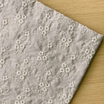 50*30【ローン】可憐な小花の刺繍レース／ローズグレージュ《 生地 ローン生地 コットン 綿 刺繍 レース ローズ バラ 薔薇 花柄 フラワー COTTONCANDY 刺繍レース 》