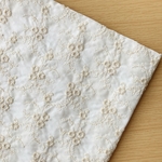 50*30【ローン】可憐な小花の刺繍レース／オフ白《 生地 ローン生地 コットン 綿 刺繍 レース ローズ バラ 薔薇 花柄 フラワー COTTONCANDY 刺繍レース 》