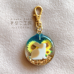 ひまわり畑🌻の中のうさぎ🐰チャーム(小)