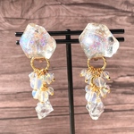 氷の結晶　シャンデリアのイヤリング　レジン　夏　クリア　涼しげ　シーオパール
