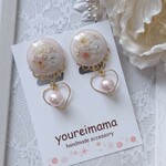 パールが揺れるミルキーピンクのイヤリング ピアス