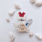 夏休みの猫　砂のお城を作る猫の刺繍ブローチ