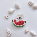 【ゆるてら様専用・再販】夏休みの猫　スイカを食べる猫の刺繍ブローチ