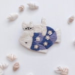 魚に乗る猫の刺繍ブローチ　ブルー