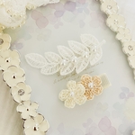 2点セット　ホワイトリーフ＆2連パール付き小花　ベビーヘアクリップ♡ 葉っぱ　刺繍モチーフ　赤ちゃん　ニューボーン　ハーフバースデー