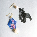 水彩画な金魚と紫陽花のピアス(イヤリング)◇大きめ◇ ネイビー水彩紫陽花×ブラック金魚 ◇＊幾何学美術館＊