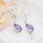 ヴィンテージガラス　アレキサンドライトガラス　クリアパープル　ドロップシェイプ　ピアス・イヤリング(シルバートーン）