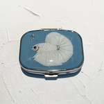 お魚🐟ベタのピルケース、小物ケース　ハーフムーン白