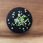 ビーズ刺繍くるみボタン（ヘアゴム/ブローチ）