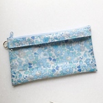 NEW♡リバティ「ベッツィ」（メルシー別注サックス）クリアフラットポーチ 横長タイプ　ラミネート＆PVC 22㎝ファスナー ♪マスクケースに最適♪