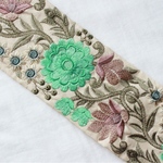 インド刺繍リボンᢂ エメラルドサークルフラワー(ベージュ) インド刺繍 刺繍リボン 刺繍 リボントリム ブレード チロリアンテープ レース チュールレース