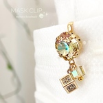 ꫛꫀꪝ✧‧˚マスククリップ　キューブ×スワロフスキー　ルミナスグリーン　マスクチャーム　マスクアクセサリー　ゴールド　スクエア　グリーン　パープル
