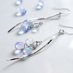 シルバー925＊水滴と風の流れのピアス＊ペールカラーガラス＊揺れるorゆらゆら