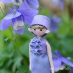 すみれ色のワンピースの少女