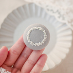 シロツメクサの花冠 gray の刺繍 （ヘアゴム / ブローチ）グレー 𓆸 ナチュラルなお花の手刺繍 ⚛︎