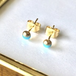 アリゾナ産スリーピングビューティーターコイズの金継ぎピアス　　ラウンドカボション3×3mm   サージカルステンレスピアス　樹脂ピアス