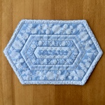 レース柄パッチワークマット、マグラグ、薄い青と白レース柄ミニキルト、Wedgewood blue and white lace mug rug, snack mat, doily