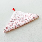 【特集掲載】タッセルつき刺し子ハンカチ　麻の葉　朱赤