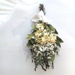 小さな薔薇とリモニウムマルチーズのスワッグ