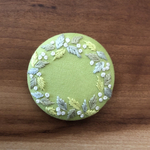 刺繍くるみボタン（ヘアゴム/ブローチ）
