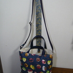 39様オーダー品：フランス生地　ミニャルディーズ柄のショルダーベルト付き仕切りつきトート