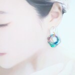 変形レインボーのクリアピアス