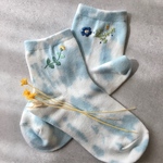 手縫い刺繍＊〜natural flower 〜アンクル丈　左右柄違い靴下(水色タイダイ)
