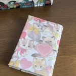 ブックカバー　文庫用　ハート猫