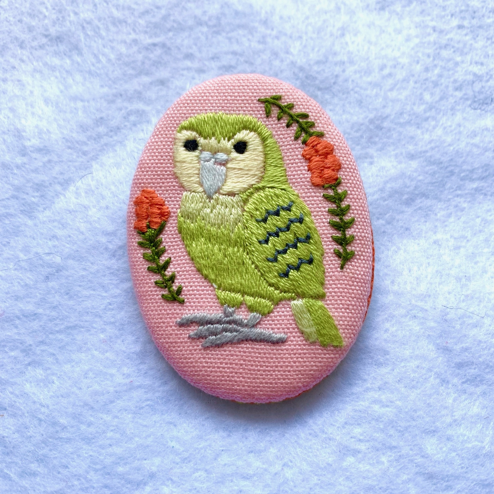 オリジナル手刺繍ブローチ《絶滅危惧種シリーズ》-*カカポと赤いリムの実*-オーバル形