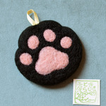 【M様オーダー品】黒猫さんの肉球アクリルたわし、レッサーパンダのブローチ