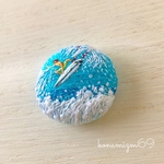 高く跳ぶサーフボーイの手刺繍ブローチ