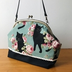 ちょっと大きめのがま口バッグ(黒猫と薔薇)